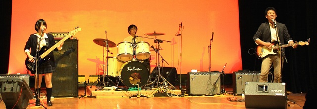 区内専門学校学生のバンド演奏