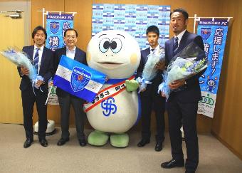 区役所に訪問いただいた寺田選手、石井選手、大久保選手と区長とかめ太郎の写真