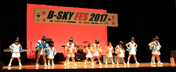 メガロス神奈川のキッズチームによるチアダンスの写真