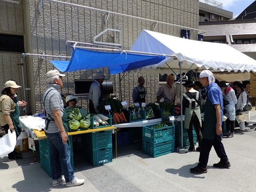 かなっぱ畑の会による地元新鮮野菜の販売