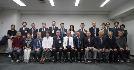 Fotografía de grupo en habitante de Kanagawa de un miembros de comité de reunión de pupilo y el Director General conferencia de la mesa-redonda del personal de oficina del pupilo