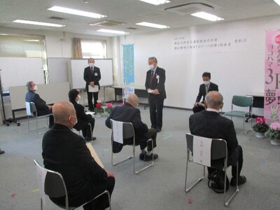 祝辞を述べる会長