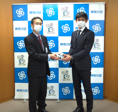 区長と高橋選手