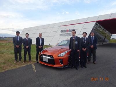 日産自動車株式会社横浜工場のみなさんとの写真