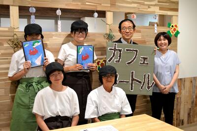 従事者の皆さんと、代表の山本さん