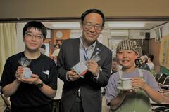 こども店長の辻󠄀井亮太さんと副店長の佐藤春さんとの写真