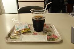 コーヒーとお菓子の写真