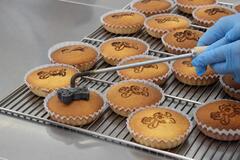 マドレーヌに焼き印を押している様子