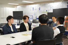 学生の皆さんとお話ししている様子