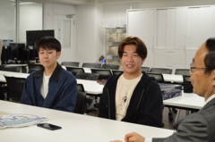 学生の皆さんとお話ししている様子
