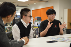 学生の皆さんとお話ししている様子