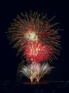 Los 49 Kanazawa los fuegos artificiales Festivos el concurso de la fotografía festivo el trabajo fino
