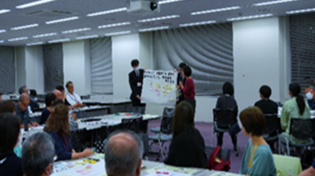 グループで話し合った内容を発表の写真