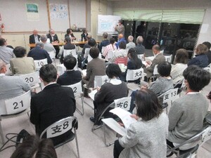 グループで話し合った内容を発表の写真