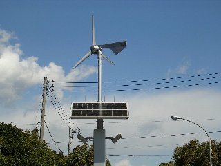 風力発電機付ソーラー・省エネ照明灯の画像