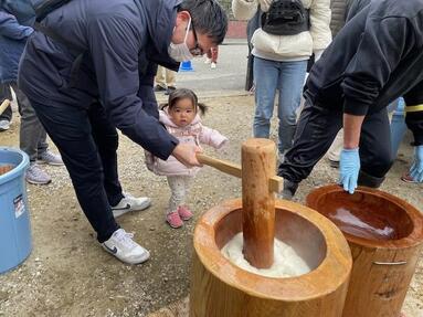 親子でもちをつく様子の写真