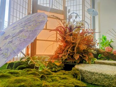 花や緑をあしらったフォトスポット