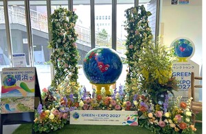 花や緑をあしらったフォトスポット