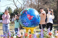 色塗りした公式グッズをつけて記念撮影