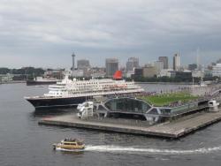 ダイヤモンド・プリンセスのデッキから見た大さん橋とにっぽん丸