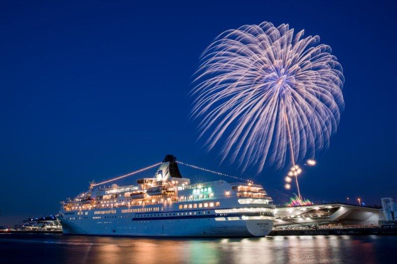 客船を彩る大輪の花