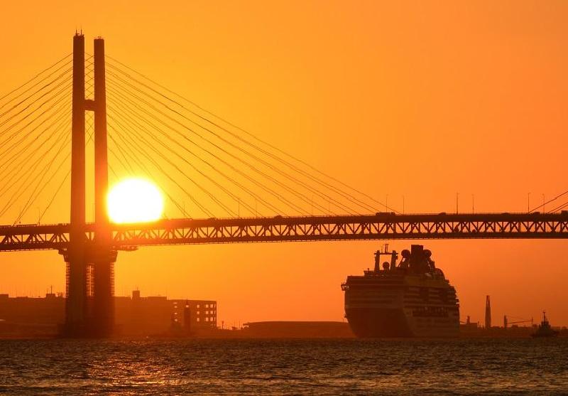 「初入港船」朝日を浴びて入港