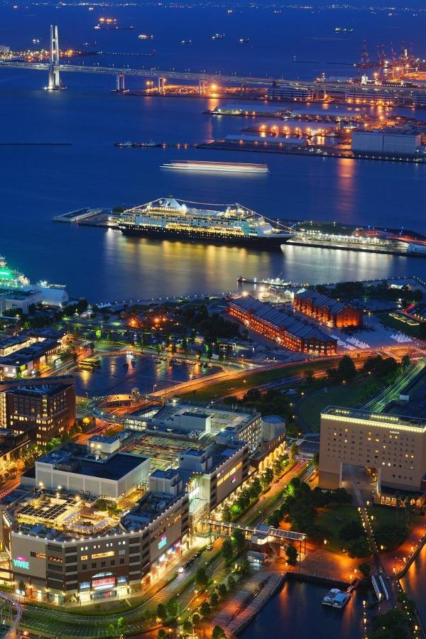 ブルーアワーに染まる街と客船