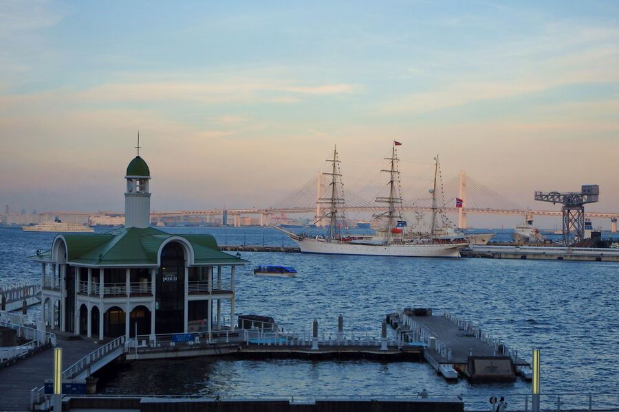 2022年　佳作「大型帆船と横浜港」