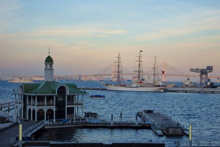 2022年　佳作「大型帆船と横浜港」