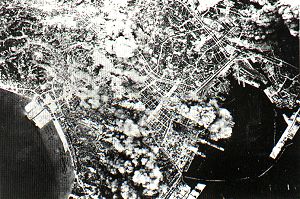 空襲を受ける横浜港の写真です