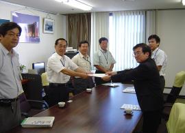 Photographs of Mr. Shibayama received the proposal from Chairman of the Port and Harbor Bureau