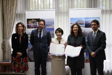 署名した覚書を手にした林市長とバルセロナ港湾局長官及び同席の方々の記念写真