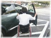 휠체어에 갈아타는 사진