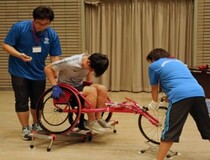 供田徑比賽使用的輪椅體驗的照片