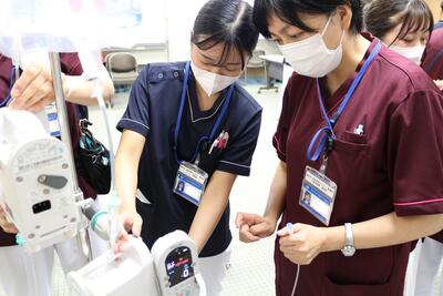 Imagen de cómo usar bomba de infusión de la enfermera