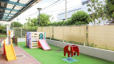 Um jardim e fotografia de equipamento de pátio de recreio da escola maternal ao ar livre