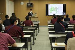 会場で講演を聞く様子