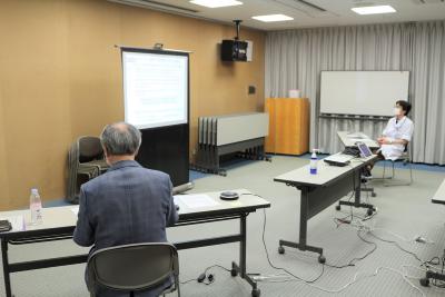 配信中の様子、人が少なくて緊張感があります