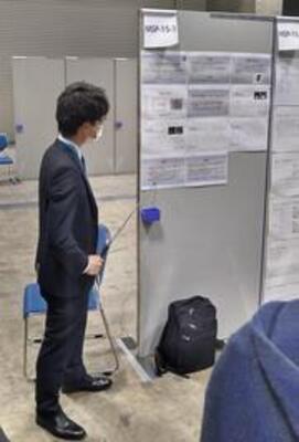 ポスターセッションで発表する原臨床検査技師