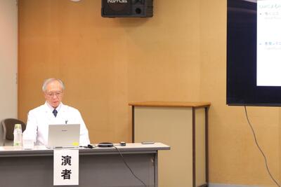 講演をする秋山医師　
