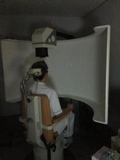 暗室で専用の椅子に座り目の周りに電極を付けて眼球の動きを記録します