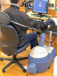 上肢ロボット型運動訓練装置の様子