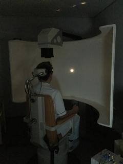 暗い部屋で動く光をしっかり目の中心で捉えられているかどうかの眼の動きを記録します