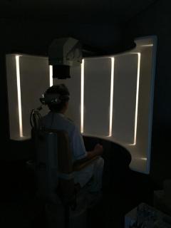 スクリーンには光の縦線が表示され、それが左右に動きます。