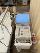 心電計はポータブルパソコンのようで画面に心電図が表示されます