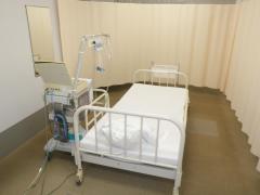 心電図はベッドに寝て録ります。そばに心電計があります。