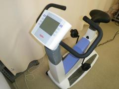 エルゴメーターはハンドルとサドル、ペダルと車輪のない自転車のような形をしています