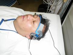 固定具を使い頭にプローブを取り付けます