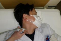 首筋にプローブとよばれる検査器具をあてます