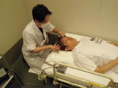 電極を頭に装着している様子